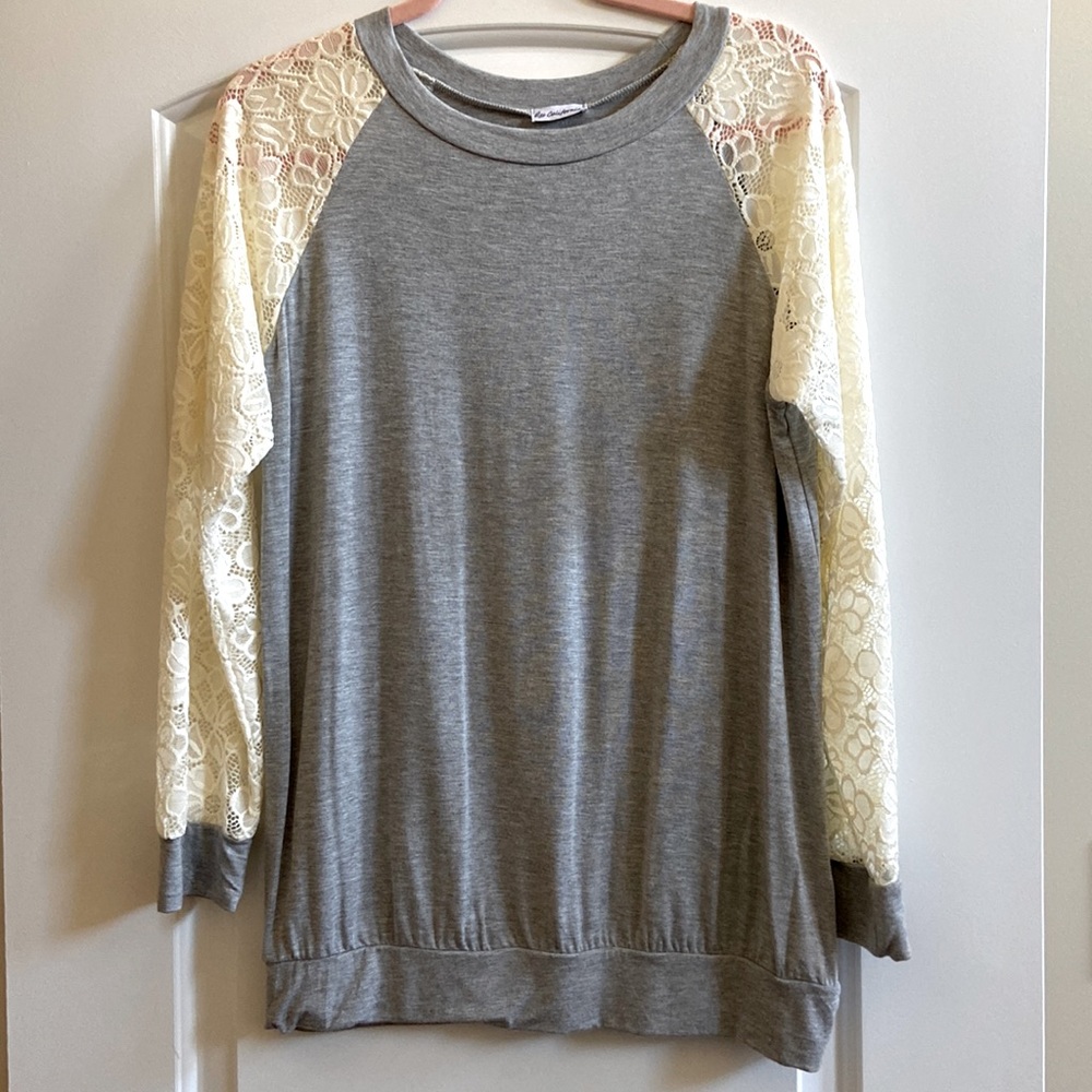 Beautiful heather Grey lace sleeve top in size M